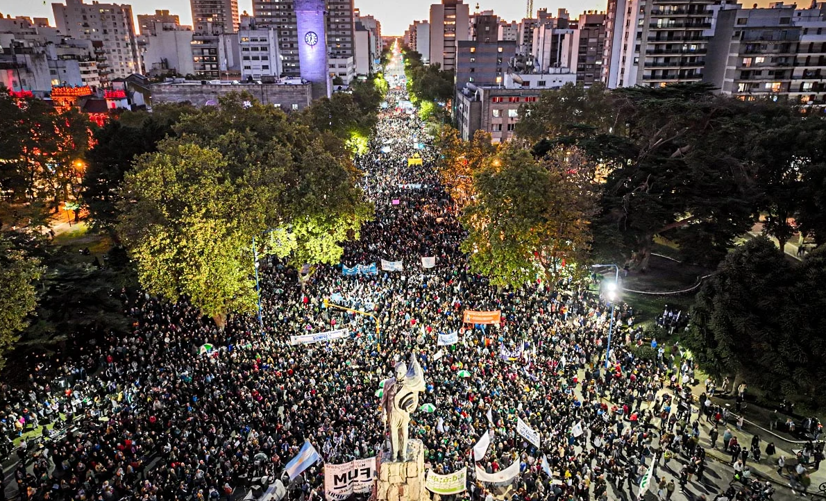 La comunidad universitaria de Mar del Plata marchó en defensa de la educación pública